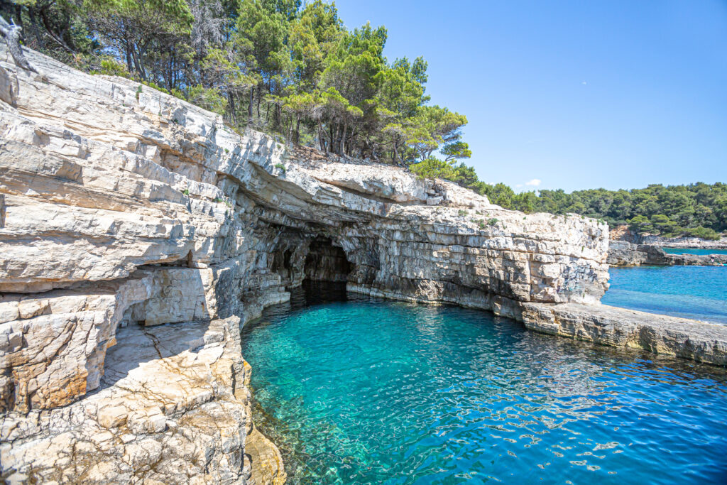 Croatia, Istria, Pula, coastline with rocks and cave